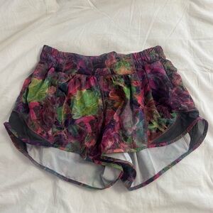 Lululemon Hotty Hot Shorts 2.5” size 4 Vivid Floral Tone Multi